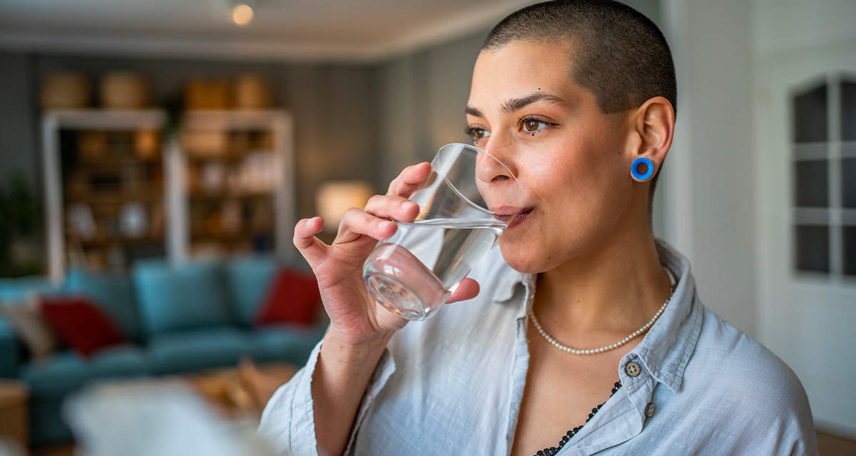 Una ragazza beve acqua da un bicchiere: con piccoli gesti possiamo risparmiare acqua ogni giorno con grandi benefici per il Pianeta