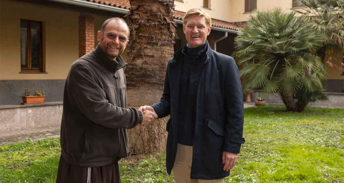 Frank Meyer, CEO E.ON, stringe la mano al responsabile dell’Opera San Francesco di Milano