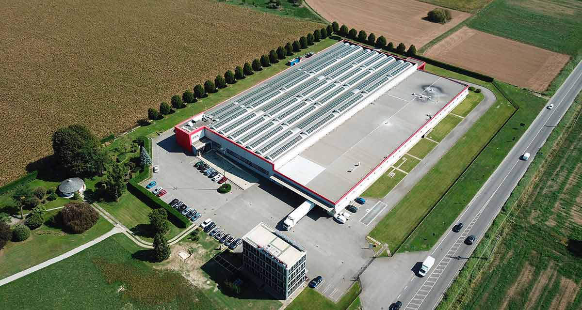 Immagine dall’alto di uno stabilimento alimentato da moduli fotovoltaici in ambiente extraurbano