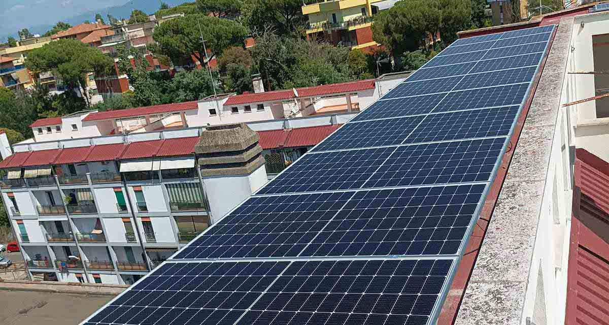 Pannelli fotovoltaici in un condominio in città, esempio di autoconsumo collettivo
