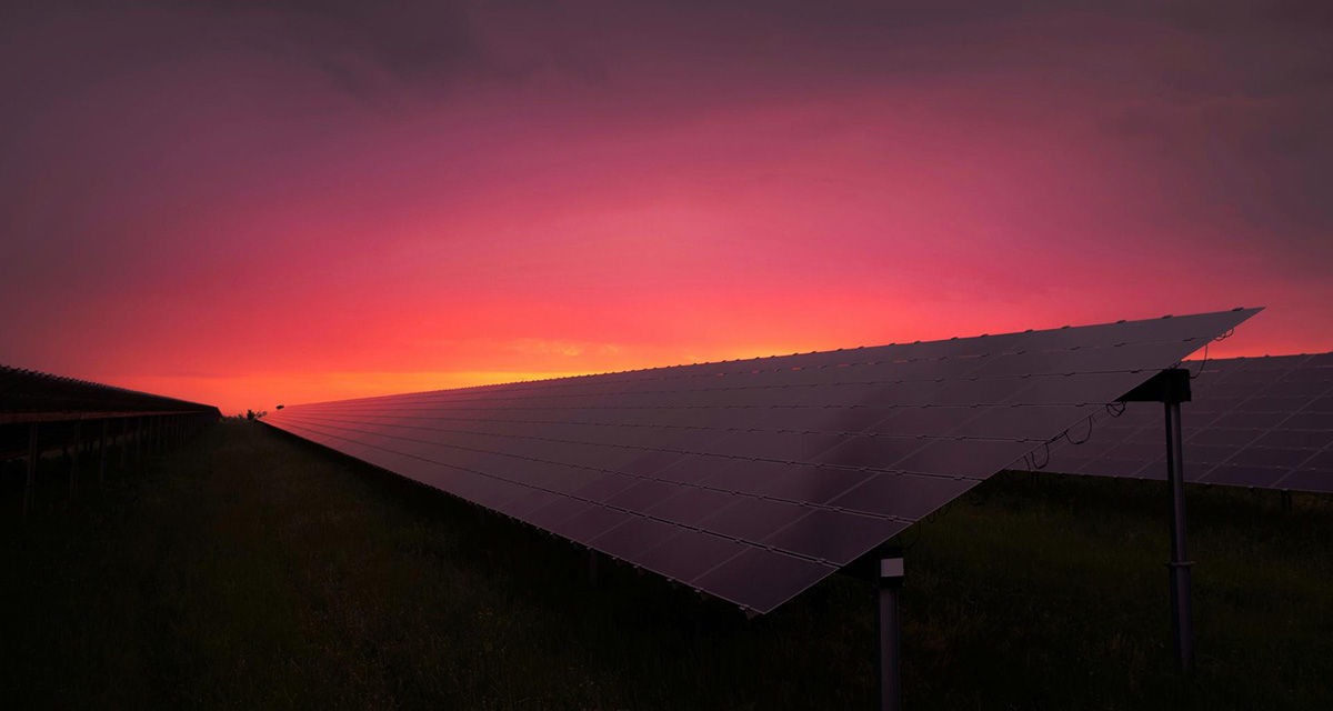 Il profilo di un impianto fotovoltaico durante un tramonto in un paesaggio desertico