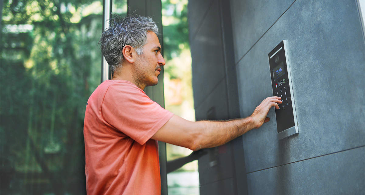 Un ragazzo sta dialogando attraverso un videocitofono