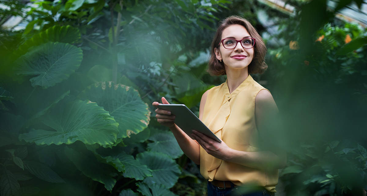 Una tecnica ambientale con il tablet controlla una serra