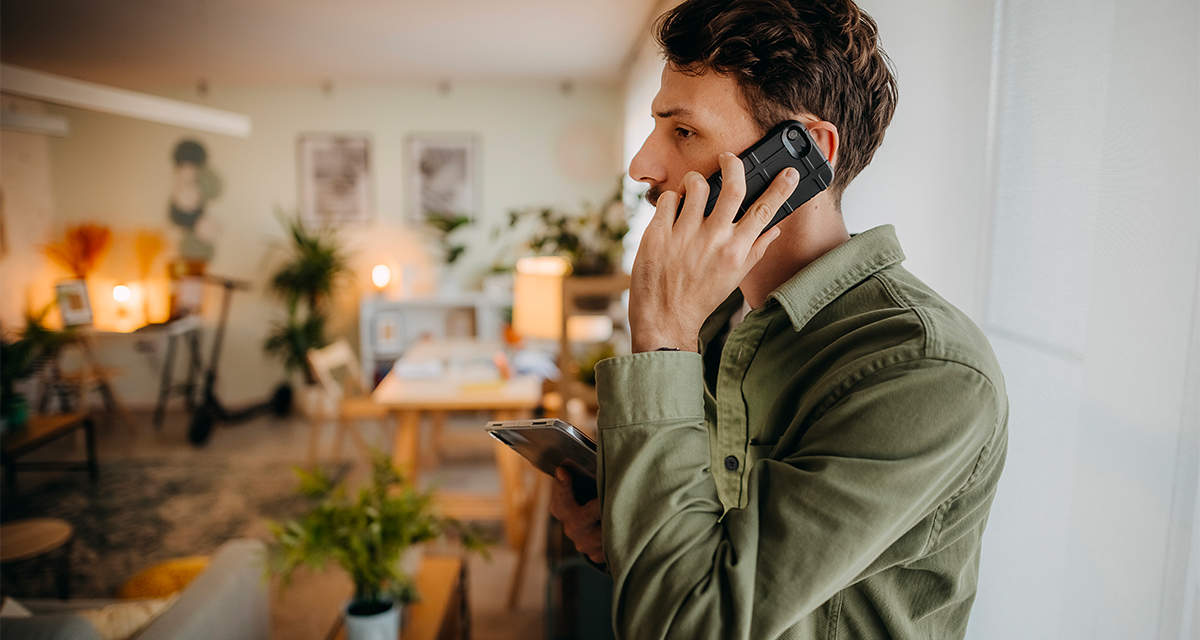 Un ragazzo parla al telefono: le truffe telefoniche puntano sull’effetto sorpresa