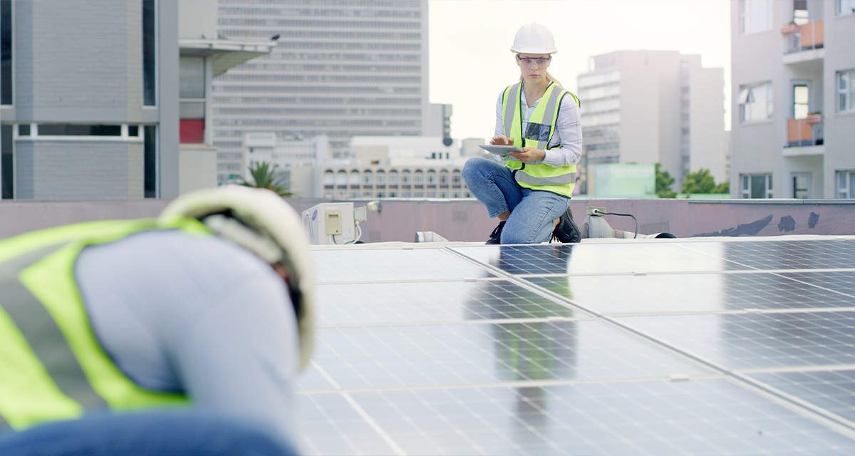 Tecnici su un tetto controllano il funzionamento di un impianto fotovoltaico condominiale