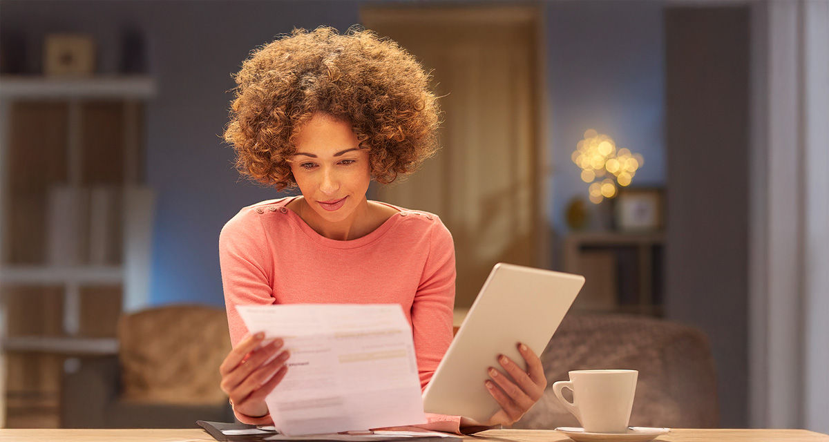 Una ragazza controlla la bolletta del gas