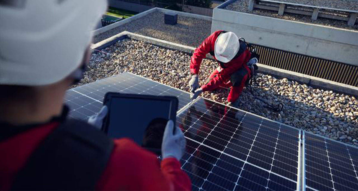 Tecnici al lavoro su pannelli fotovoltaici: il fotovoltaico è una tendenza energetica per rendere sostenibili i condomìni.