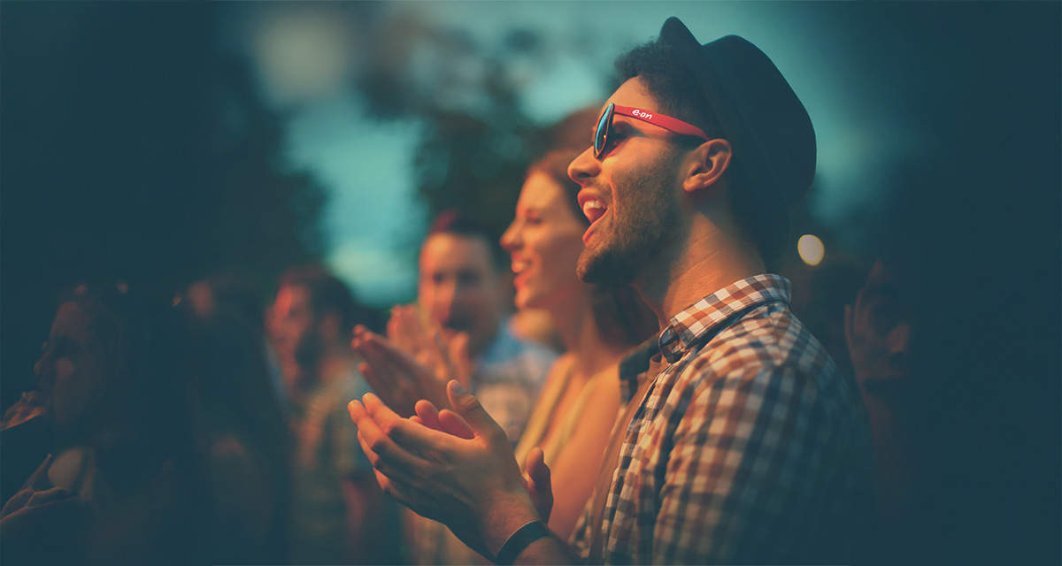 Un gruppo di amici che cantano insieme