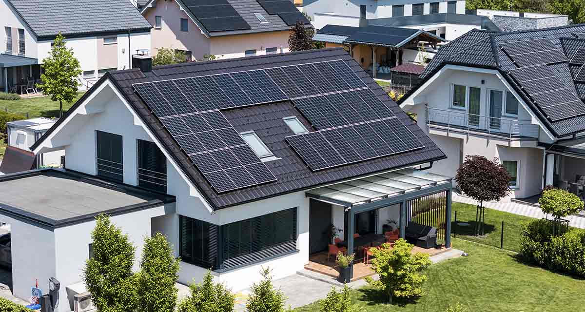 Impianto fotovoltaico sul tetto di una casa indipendente: i vantaggi dell’autoconsumo collettivo sono amplificati dagli incentivi del PNRR