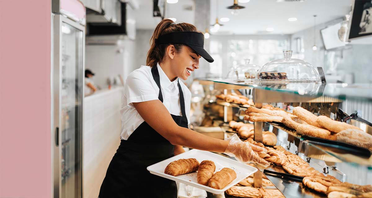 Una dipendente lavora in una panetteria, un’attività che può avvantaggiarsi delle offerte luce dedicate
