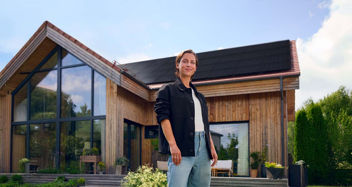 Una ragazza accanto a una a casa che utilizza soluzioni avanzate per l’efficienza energetica