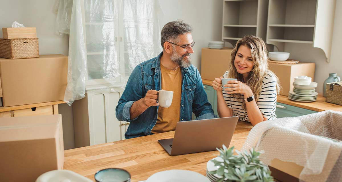 Una coppia ha appena fatto un trasloco e in un momento di pausa davanti al computer sta valutando la migliore offerta gas