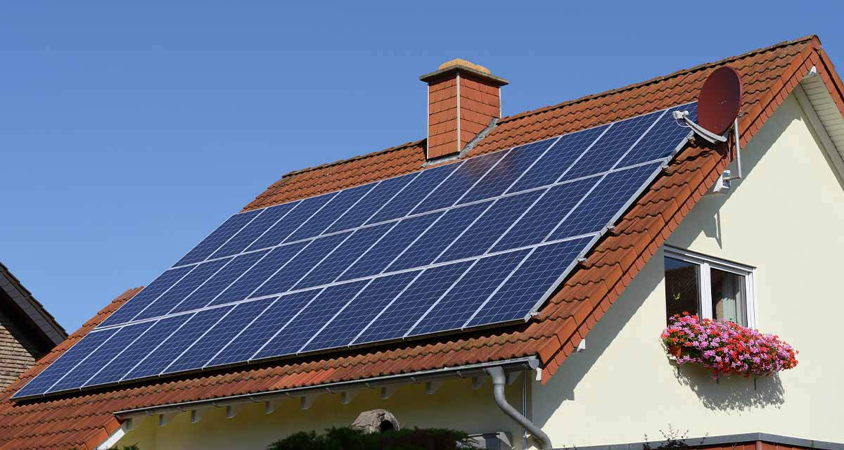 Pannelli fotovoltaici sul tetto di un’abitazione, un passo decisivo per l’indipendenza energetica
