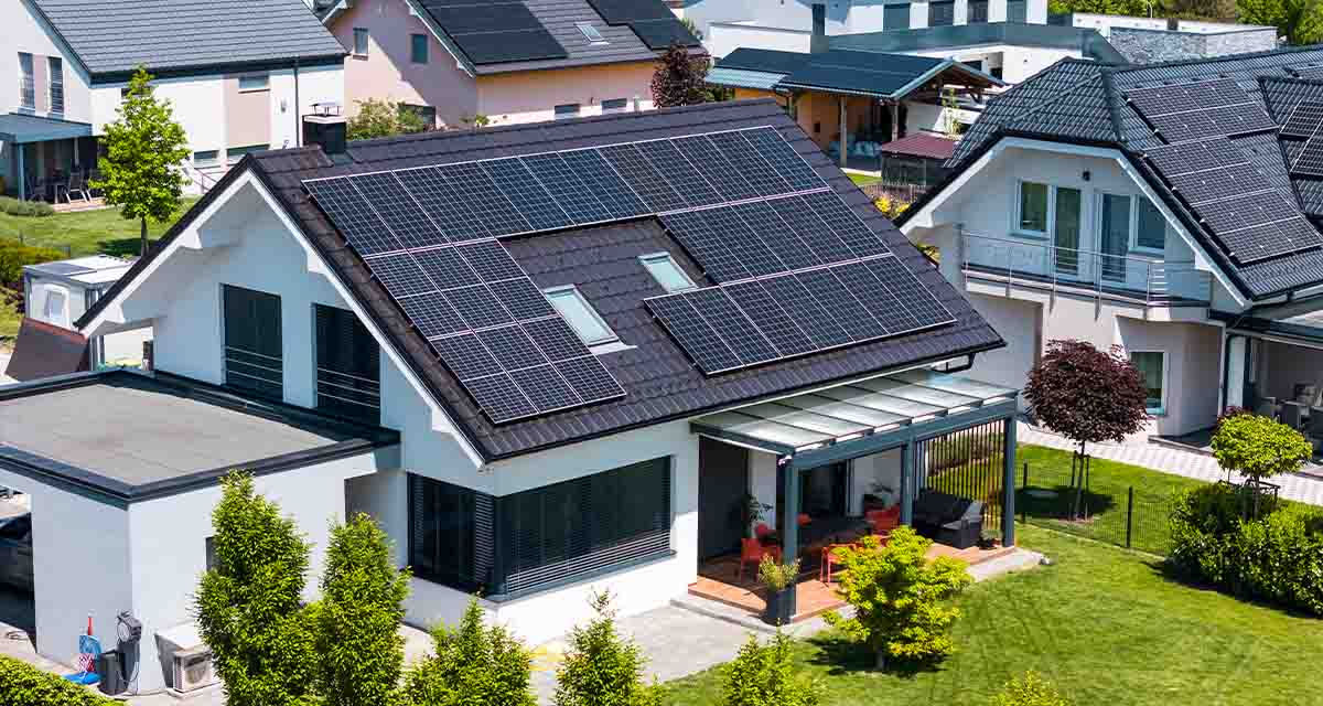 Impianto fotovoltaico su un edificio residenziale: l’autoconsumo favorisce la centralità dei clienti, pilastro del decreto Market Design