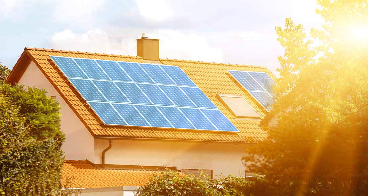 Pannelli fotovoltaici sul tetto di una villa: gli incentivi per il fotovoltaico sono una opportunità per il risparmio e l’ambiente